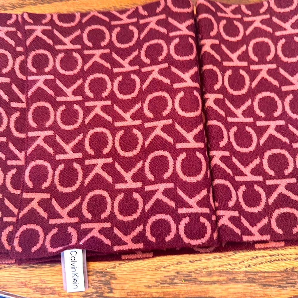 Calvin Klein scarf with “CK” logo. Reversible NEW